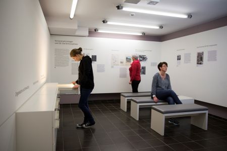 „Ideologie und Terror der SS“ in der Erinnerungs- und Gedenkstätte Wewelsburg 1933 – 1945  (Foto: Lina Loos  für das Kreismuseum Wewelsburg)